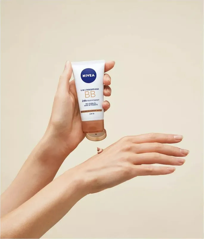 NIVEA 5 IN 1 Tagespflege BB 24h Feuchtigkeit LSF 15, getönte Tagescreme für helle Hauttypen, Gesichtscreme mit Bio Jojoba-Öl und Make-Up Pigmenten (4 von 4)