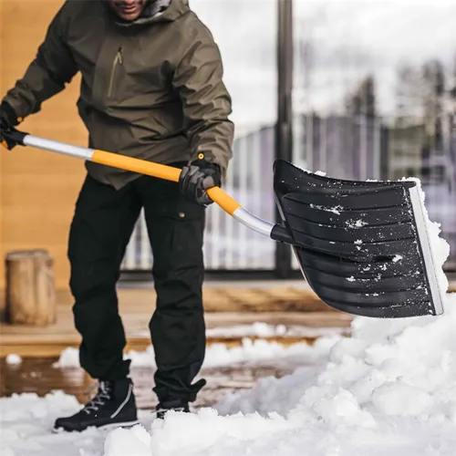 Fiskars Schneeräumer curved X-series (5 von 8)