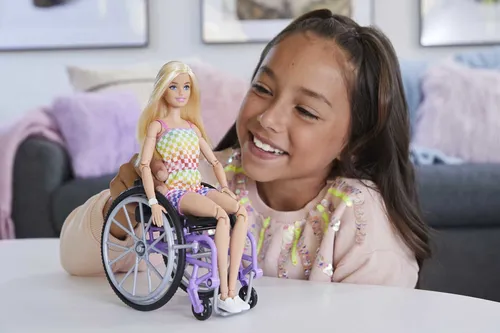 Barbie Fashionista-Puppe mit Rollstuhl und Regenbogen-Jumpsuit (6 von 7)