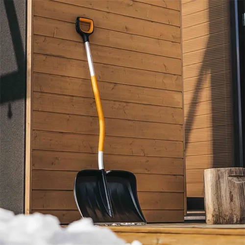 Fiskars Schneeräumer curved X-series (7 von 8)