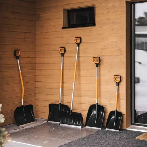 Fiskars Schneeräumer curved X-series (8 von 8)