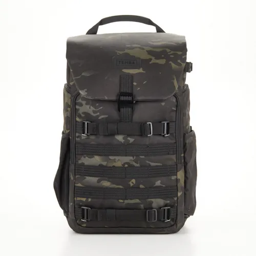 Tenba Axis v2 LT 20L Rucksack MultiCam - Kameratasche im MultiCam-Design, inspiriert von militärischen Rucksäcken, bietet außergewöhnliche Robustheit und Funktionalität für Fotografen.