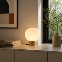 Elegante Tischleuchte mit E27 Fassung in Weiß und Messingoptik