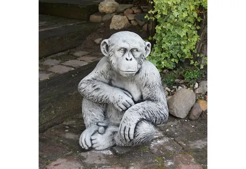 Gartenfigur Affe Schimpanse, Steinfigur 50 cm - Frostsichere Gartenfigur, die mit ihrem lebhaften Wesen jeden Garten in einen Tierpark verwandelt und Erinnerungen an Zoo-Besuche weckt.