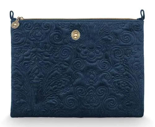 PiP Studio Kulturbeutel - Eleganter Kulturbeutel in Velvet Quilted Days Blue, ideal für Reisen oder die Aufbewahrung von Kosmetika und Schmuck. Hochwertige Verarbeitung und abwaschbares Material machen ihn zum perfekten Begleiter.