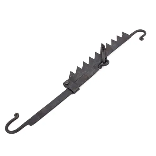 Hale Feuersäge - Verstellbarer Kesselhaken, handgeschmiedet von ULFBERTH - Sägen für Mittelalter-LARP und Wikinger, handgeschmiedet für höchste Qualität und authentisches Flair.