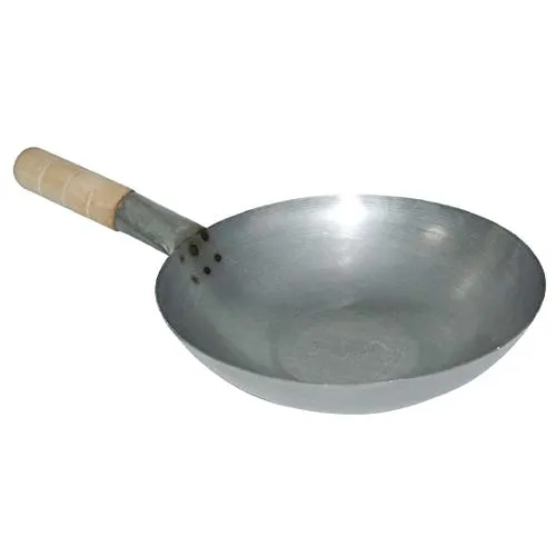 Vogue Wok aus Weichstahl 356 mm - Wok für asiatische Küche, ideal zum Rührbraten und Nudelkochen, mit flachem Boden für gleichmäßige Wärmeverteilung und kühlem Holzgriff für einfache Handhabung.