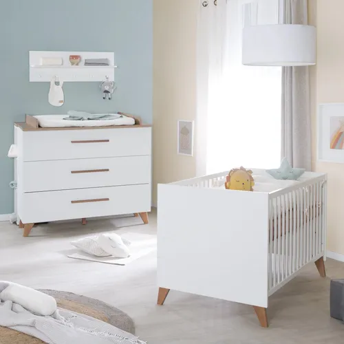 Roba Babyzimmer 'Ole' in Weiß mit 3 Schubladen - Stilvolles Kinderzimmer-Set mit Kombi-Kinderbett und Wickelkommode, ideal für sichere Babypflege und modernes Design. Hergestellt in Deutschland, überzeugt durch Qualität und Funktionalität.