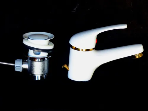 Einhebel Waschtischarmatur Weiß/Gold von Wagner - Moderne Hochdruck-Waschtischarmatur mit geräuscharmer Kartusche und wassersparender Mischdüse. Ideal für jedes handelsübliche Waschbecken.