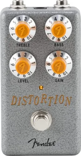 Fender Hammertone Distortion Pedal - Gitarren-Effektgeräte: Mit interner Tonsteuerung und robustem Aluminiumgehäuse bietet dieses Pedal individuelle Klangformung und Langlebigkeit für den Bühneneinsatz.