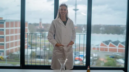 KOKOTT Damen Laborkittel aus 100% Baumwolle - Medizinische Berufsbekleidung, kochbar und ideal für Arbeit und Studium, mit praktischen Druckknöpfen für einfachen Zugang.