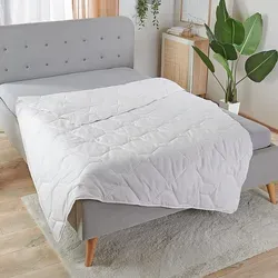 Traumschlaf Baumwolle Sommerdecke 140x200 cm - leicht & anschmiegsam - Leichte Sommerdecke mit 100% Baumwollfüllung für ein angenehmes Schlafklima. Ideal für warme Nächte, sorgt für ein trockenes und luftiges Gefühl. Hautfreundlich und weich, perfekt für entspannte Sommernächte.