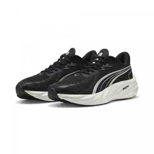 Puma Velocity Nitro 4 puma black (04) 10.5 - Laufschuhe mit NITROFOAM-Technologie für optimale Energierückgabe und Komfort. Atmungsaktives Obermaterial, 30% recycelte Materialien, ideal für Läufer mit neutraler Pronation.