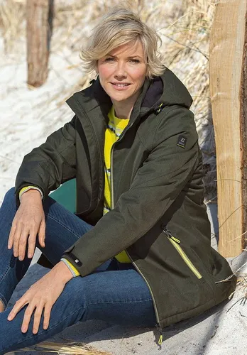 killtec Damen Outdoorjacke KOW 142 WMN JCKT, dunkeloliv, Größe 44 - Wasserdichte Funktionsjacke mit abzippbarer Kapuze und 10.000 mm Wassersäule. Ideal für Outdoor-Aktivitäten, atmungsaktiv und mit verschweißten Nähten für besten Tragekomfort.