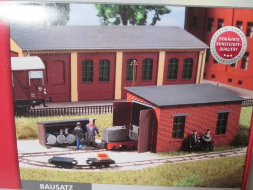 Auhagen 41708 Feldbahnlokschuppen mit Tankstelle H0 - Modellgebäude für Spur H0, detailgetreuer Lokschuppen mit integrierter Tankstelle, ideal für die Gestaltung von Feldbahnanlagen.