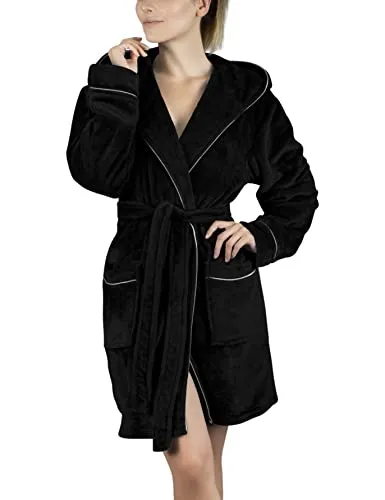 Gräfenstayn Damen Bademantel mit Kapuze – Flauschiges Kuschelfleece in Schwarz - Hochwertiger Damen Bademantel aus leichtem Flanell-Fleece, ideal für Wellness und Zuhause. Mit eleganten Paspeln und praktischen Taschen, pflegeleicht und angenehm zu tragen.