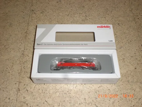 Märklin 88231 Modellbahn-Lokomotive - Bunt, komplette Neukonstruktion mit Glockenankermotor und warmweiß-roter LED-Spitzenbeleuchtung