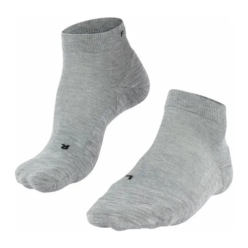 FALKE GO2 Short Kurzsocken (1-Paar) für Spikeschuhe - Kurzsocken mit mittelstarker Polsterung für optimalen Schuhkontakt und Komfort beim Golfen. Anatomische Passform und effektiver Feuchtigkeitstransport sorgen für ein angenehmes Tragegefühl.