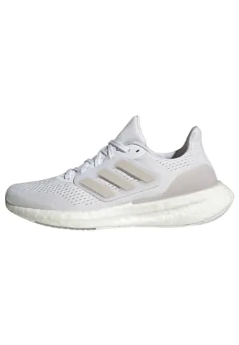 Adidas PUREBOOST 23 Damen - Laufkomfort in Weiß - Laufschuhe mit BOOST Zwischensohle für maximale Energierückgabe und atmungsaktivem, recyceltem Mesh-Obermaterial. Ideal für tägliches Lauftraining und umweltbewusst.