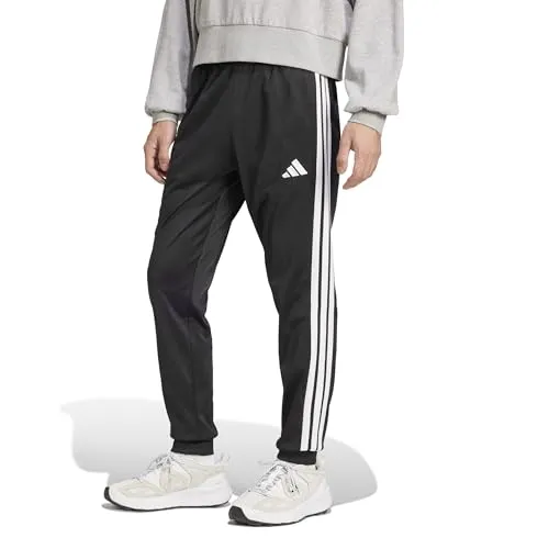 adidas 3-Streifen Sporthose M 3S TR RT PT - Trainingshose aus 100% recyceltem Polyester, bequem und vielseitig, ideal für Stadt und Freizeit. Schmal zulaufende Beinform mit authentischem adidas Vibe.