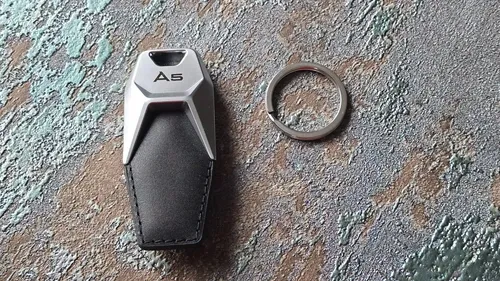 Original Audi Sport Schlüsselanhänger A5 Logo mit Spaltring Leder mit Naht