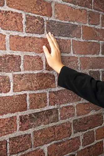 EGGER DecoWall Wismar Backstein - 3D-Wandpaneele - Umweltschonende Wandverkleidung mit authentischer Optik, einfache Installation dank Nut- und Federprofil und stabiler Halt für TV oder Regale.