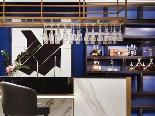 Flaschenregal für Weinflaschen – Modernes Weinmöbel - Stylisches Flaschenregal für über 6 Weinflaschen. Ideal für Esszimmer, Küche und Wohnzimmer. Hergestellt aus hochwertigem Edelstahl, freistehend und mit 2 Jahren Garantie.