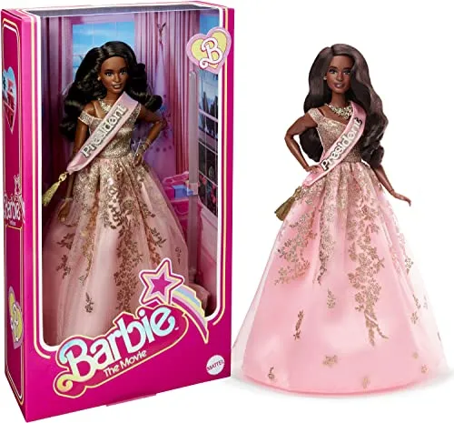 Barbie The Movie - Puppe Filme Fans, ISSA Rae - Präsidentin Sammelpuppe im pink-goldenen Kleid, beweglich und mit Puppenständer, als Geschenk für Kinder ab 3 Jahren geeignet, HPK05