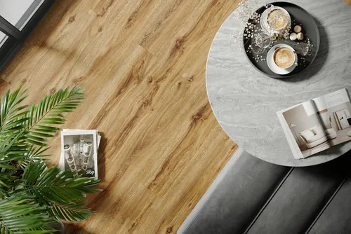Falquon The Floor SPC Light Plus P1004 Riley Oak - Hochwertige Wood-Dielen für ein authentisches Holzgefühl. Diese widerstandsfähigen Böden bieten erhöhte Schlagfestigkeit und Stabilität, ideal für stark frequentierte Bereiche. Gesamtdicke: 6 mm, Nutzungsklasse AC5.