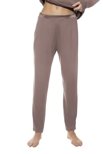 Mey Nachtwäsche Pure Chic Damen Yoga Pants Milk`n Coffee XL - Elegante Schlafanzughose für Damen mit schmaler Passform und luxuriösem Satinbund. Der fließende Stoff sorgt für ein angenehmes Tragegefühl, während praktische seitliche Taschen den Alltag erleichtern.