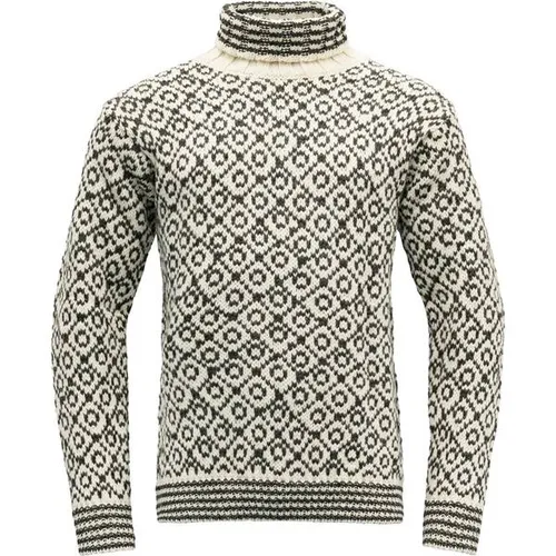 Devold of Norway Svalbard Wool High Neck - Offwhite/Anthrazit (020A) - Stylischer Pullover aus 100% reiner Schurwolle mit zweifarbigem Muster. Ideal für kalte Tage dank seiner superdicken Struktur und bequemen Passform. Perfekt für Outdoor-Abenteuer oder entspannte Abende.