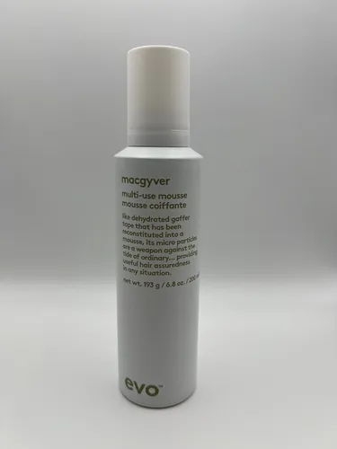 Evo Macgyver Multi-Use Mousse 200 ml - Volumenschaum für flexibles Styling, der Volumen und Textur verleiht. Ideal für nasses oder trockenes Haar, lässt sich leicht ausbürsten und hinterlässt keine Rückstände.