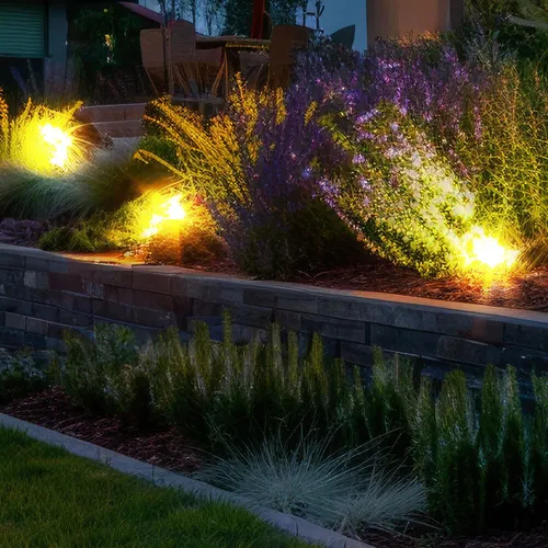 3er Set LED Solar Außen Steckleuchten mit beweglichem Spot - Lampen für den Außenbereich, ideal zur Ausleuchtung von Garten, Einfahrten und Wegen. Mit 3 superhellen LEDs, automatischer Dämmerungserkennung und einfachem Setup ohne Stromkabel.