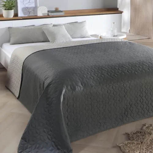 Delindo Lifestyle Tagesdecke Belford, 220x240 cm - Tagesdecke im eleganten Hexagon-Steppdesign, wendbar in Grau und Hellgrau, ideal für Doppelbetten und sorgt für Stil und Gemütlichkeit im Schlafzimmer.