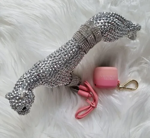 Victoria's Secret Mini-Bluetooth-Lautsprecher - Tragbares Lautsprechersystem in Rosa mit Bluetooth 5.0, USB-C und wiederaufladbarem Akku – ideal für Musikliebhaber unterwegs.