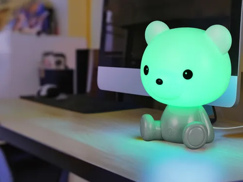 Ausgefallene USB Tischlampe Teddy mit Farbwechsel 25cm - Klassische Tischleuchten, drollige Teddyfigur mit RGB Farbwechsel für gemütliche Beleuchtung im Kinderzimmer.