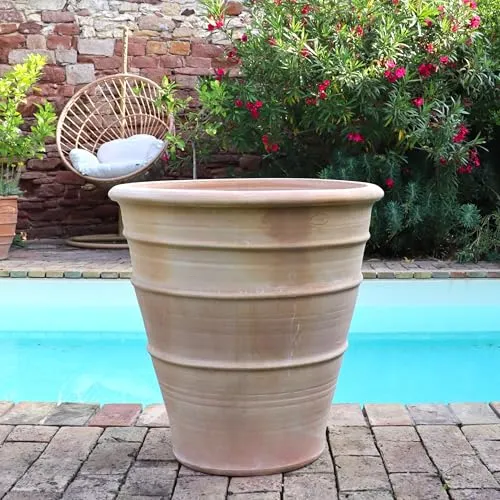 Palatina Werkstatt Terracotta Blumentopf Yucca 60cm - In 100% Handarbeit gefertigtes Unikat – Schmücken Sie Ihr Zuhause mit dem winterfesten Pflanzkübel für den Innen- & Außenbereich