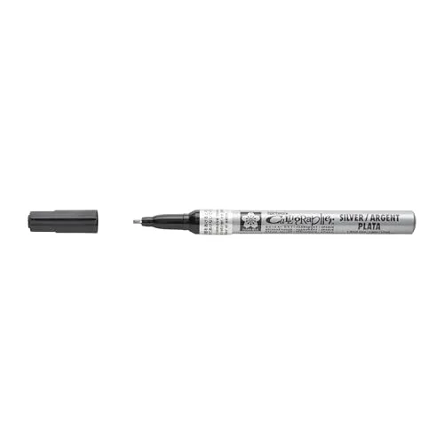 SAKURA Pen-Touch Kalligrapher Fine Silver Marker – 1,8 mm Spitze – Archivqualität – Metallic-Tinte – permanent & wasserabweisend – vielseitig einsetzbar für Papier, Glas, Holz, Porzellan, Kunststoff