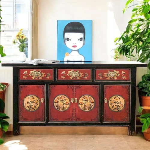 Asiatisches Sideboard im Shabby-Chic-Stil - Kommode aus handgefertigtem Pappelholz im Kolonialstil, rot-schwarz mit fröhlichen Motiven. Ideal für ein optimistisches Ambiente! Maße: 170 x 45 x 85 cm, komplett montiert geliefert.