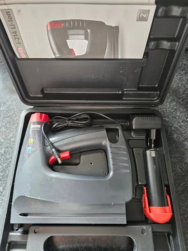 Novus Akkutacker J-214 - Leistungsstarker Akku-Tacker für vielseitige Anwendungen - Tacker, kabelloser Betrieb für maximale Flexibilität und einfache Handhabung bei Heimwerkerprojekten.