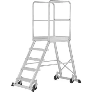 Hymer Podestleiter 688805, fahrbar mit 5 Stufen - Leiter für sicheren Zugang bis 3,21 m Arbeitshöhe, mit 4 selbstarretierenden Lenkrollen für einfache Mobilität und rutschfesten Stufen aus Aluminium. Ideal für professionelle Anwendungen.