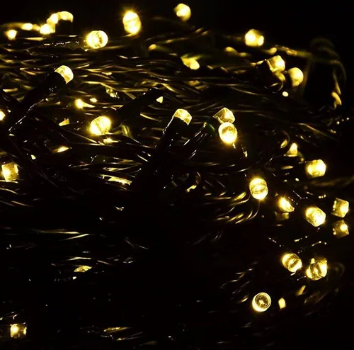 LED Timer Lichterkette 200er warmweiß/grün 20m - Lichterkette für Innen- & Außenanwendung, mit 200 warmweißen LEDs, IP44 Schutzklasse und 10m Zuleitung für flexiblen Einsatz.