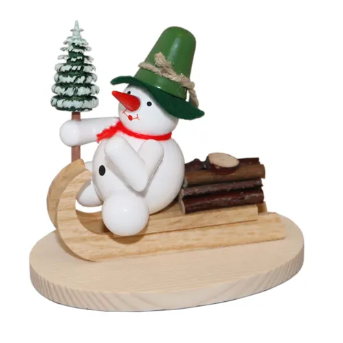 Schneemann auf Holzschlitten - Erzgebirgische Holzkunst, handgefertigte Figur mit einer Höhe von 8,5 cm – ideal für festliche Dekorationen.