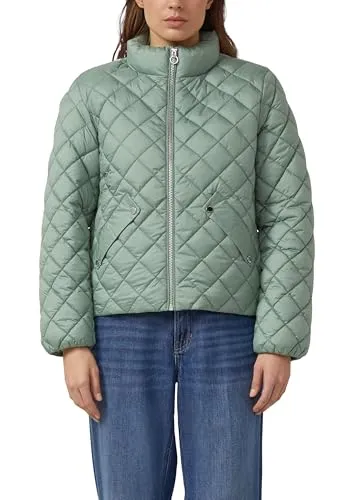 s.Oliver Kurze Steppjacke mit Stehkragen - Kompakte Steppjacke mit regulärer Passform und leichtem Futter, ideal für Outdoor-Aktivitäten. Der Stehkragen und die Pattentasche bieten zusätzlichen Komfort.