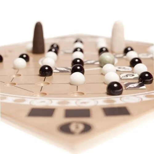 Moeraki-Kemu - Taktikspiel für zwei Personen - Hörbücher und Strategiespaß vereint! Erlebe spannende Duelle als Oberhaupt eines Maoristammes mit verschiedenen Spielniveaus und hochwertigen Materialien.