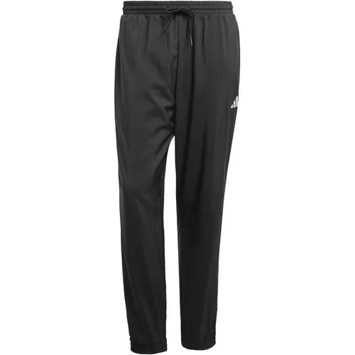 ADIDAS Herren Sporthose Essentials Small Logo Stanford - Fitnesshosen für entspannte Tage, aus 100 % recycelten Materialien, mit Reißverschlusstaschen und optimalem Komfort dank gewebtem Material und Mesh-Futter.