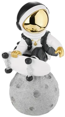 BRUBAKER Dekofigur Astronaut - Skateboarder auf dem Mond - 24 cm Spaceman Weltraum Figur mit Skateboard, verchromtem Helm und Goldener Kette - Handbemalte Statue - Gold, Weiß und Schwarz