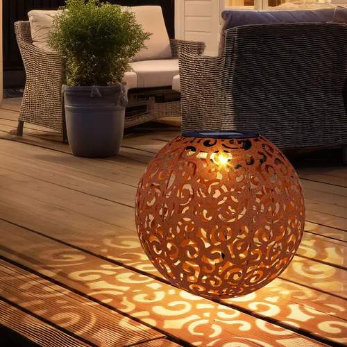 Außenlampe Solarleuchte - Orientalische Gartenlampe mit LED - Elegante Solarleuchte im antiken Design mit rostfarbener Kugel und dekorativen Mustern. Ideal für den Außenbereich, bietet sie warmes Licht bis zu 8 Stunden dank integriertem Akku und ist spritzwassergeschützt (IP44).
