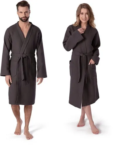 Möve Kimono Homewear XXXL - Bademantel aus 100% Baumwolle mit Piqué-Oberfläche, ideal für Sauna & Spa, in Kurzform mit Kimono-Kragen und Gürtel für optimalen Tragekomfort.
