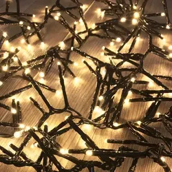 700er Cluster-Lichterkette mit warmweißen LEDs - Weihnachtsbeleuchtung für Innen und Außen, 700 LEDs in warmweiß, 17m Länge mit Zuleitung für festliche Stimmung.